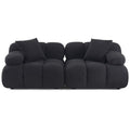 Sofa tapicerowana o prostej sylwetce z dopracowana sylwetka w odcieniu czerni