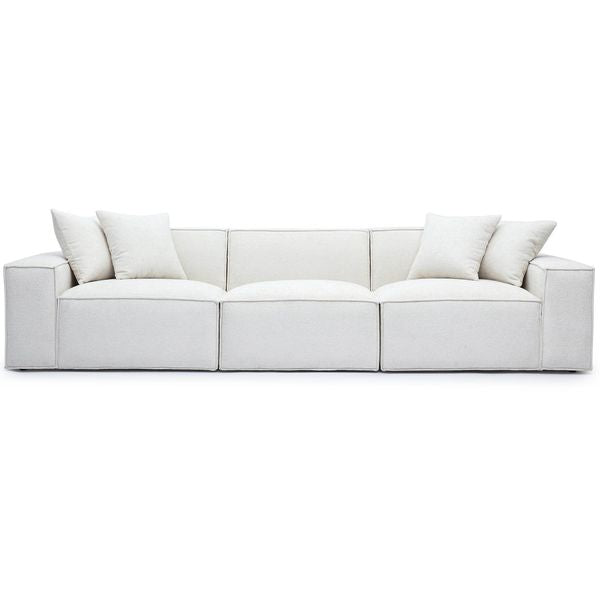Sofa tapicerowana o miekkim zarysie z agodnym konturem w odcieniu bieli