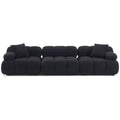 Sofa tapicerowana o harmonijnych proporcjach z delikatnym akcentem w odcieniu czerni