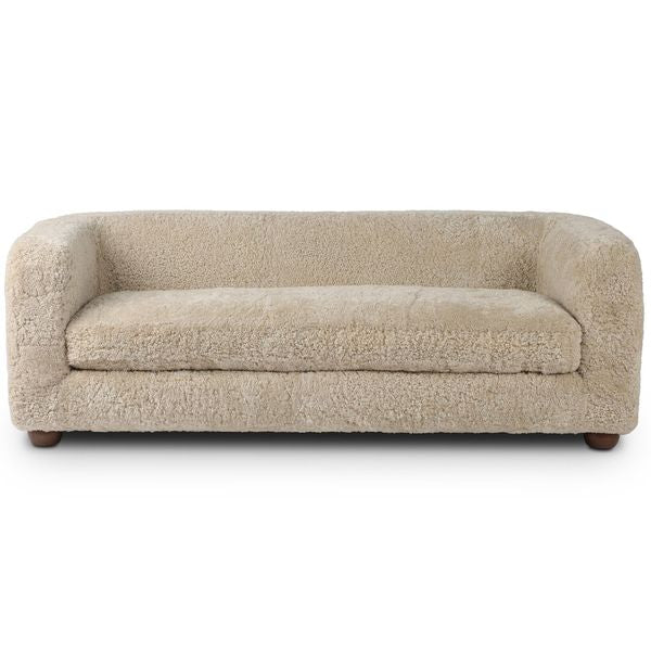 Sofa tapicerowana o klasycznym wykonczeniu z oszczednym detalem w odcieniu bezu